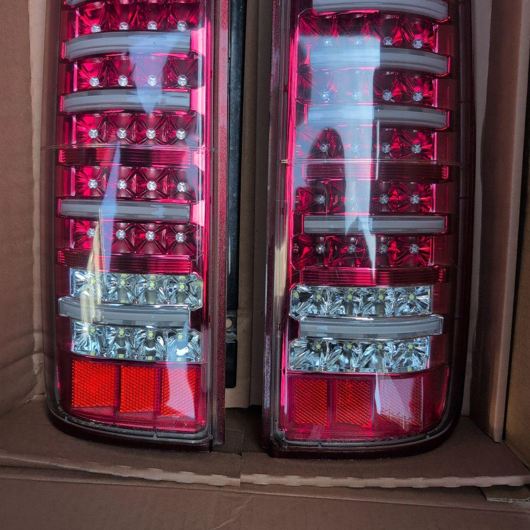 ハイエース200系　LEDテールランプ 赤/クリア