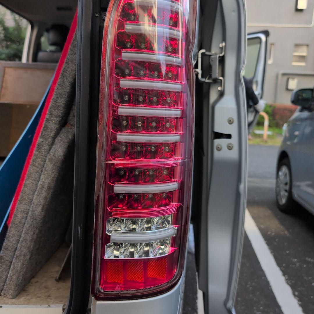 ハイエース200系　LEDテールランプ 赤/クリア