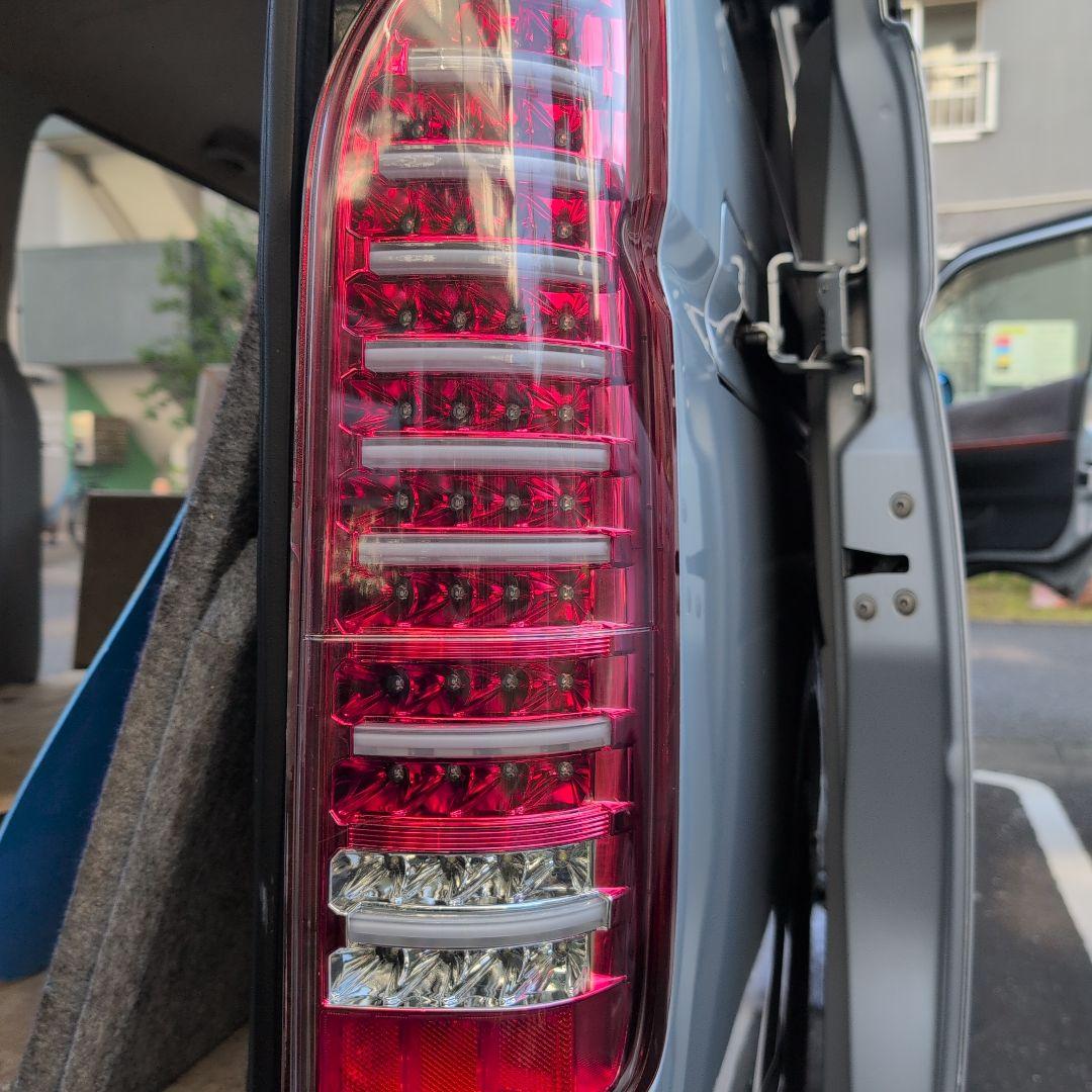 ハイエース200系　LEDテールランプ 赤/クリア