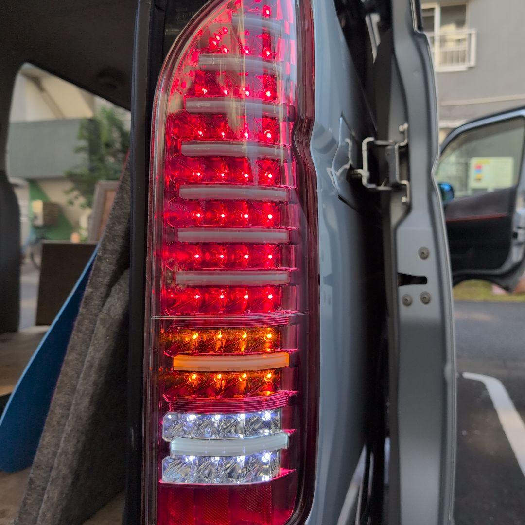 ハイエース200系　LEDテールランプ 赤/クリア