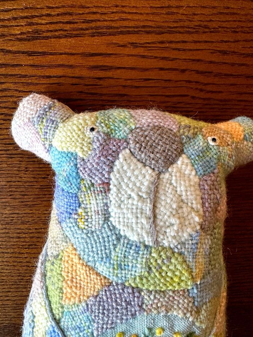 ダーニング刺繍の抱きぐるみ　(ミモザを抱いたクマ)