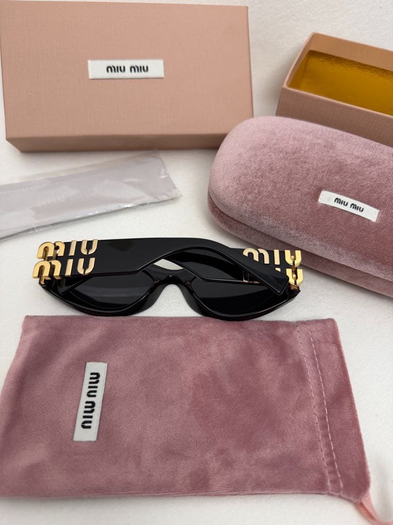 MIU MIU ミュウミュウ 黒 オーバル サングラス 金色ロゴ ブランド