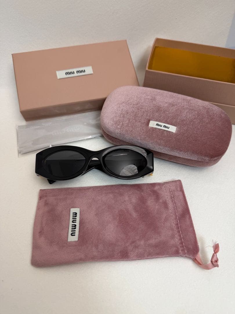 MIU MIU ミュウミュウ 黒 オーバル サングラス 金色ロゴ ブランド