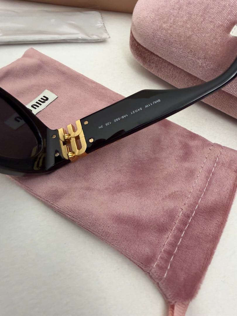 MIU MIU ミュウミュウ 黒 オーバル サングラス 金色ロゴ ブランド