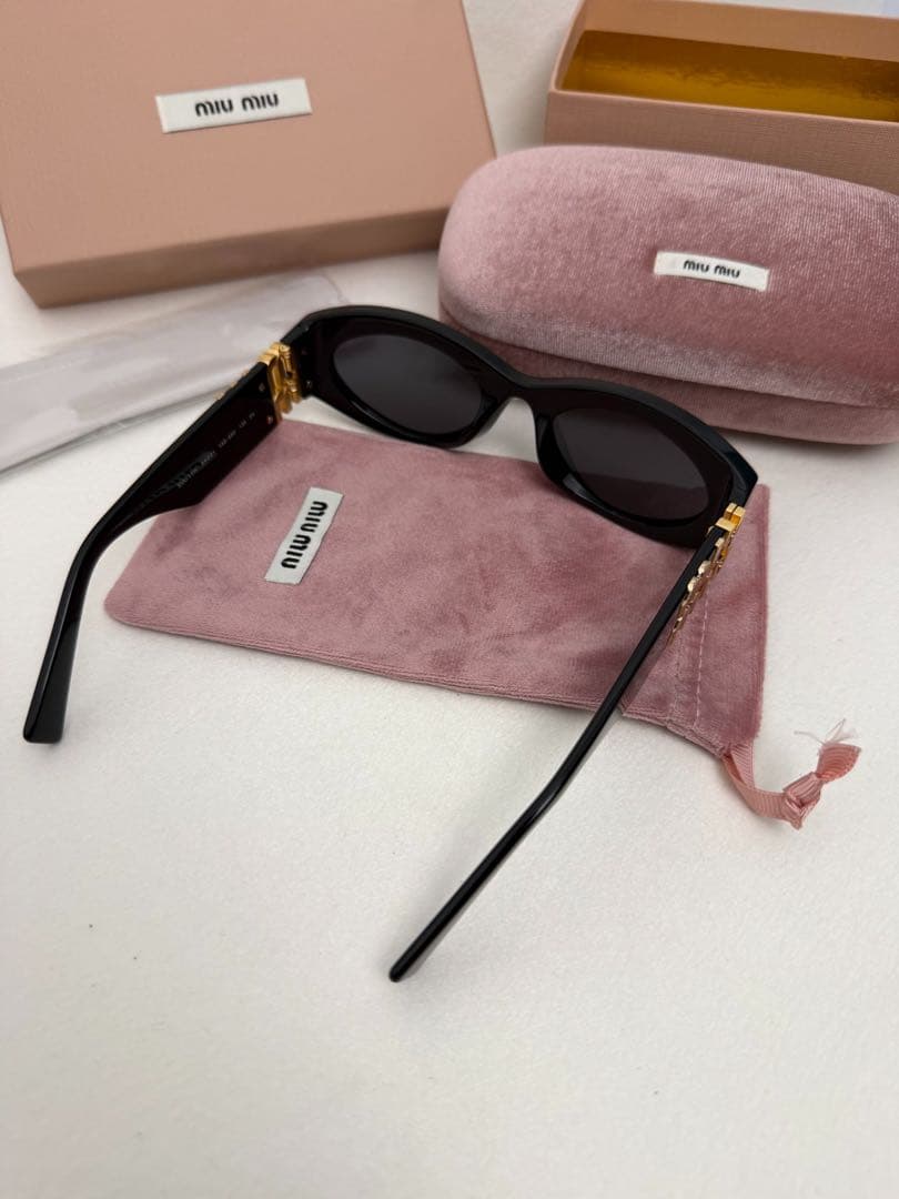 MIU MIU ミュウミュウ 黒 オーバル サングラス 金色ロゴ ブランド
