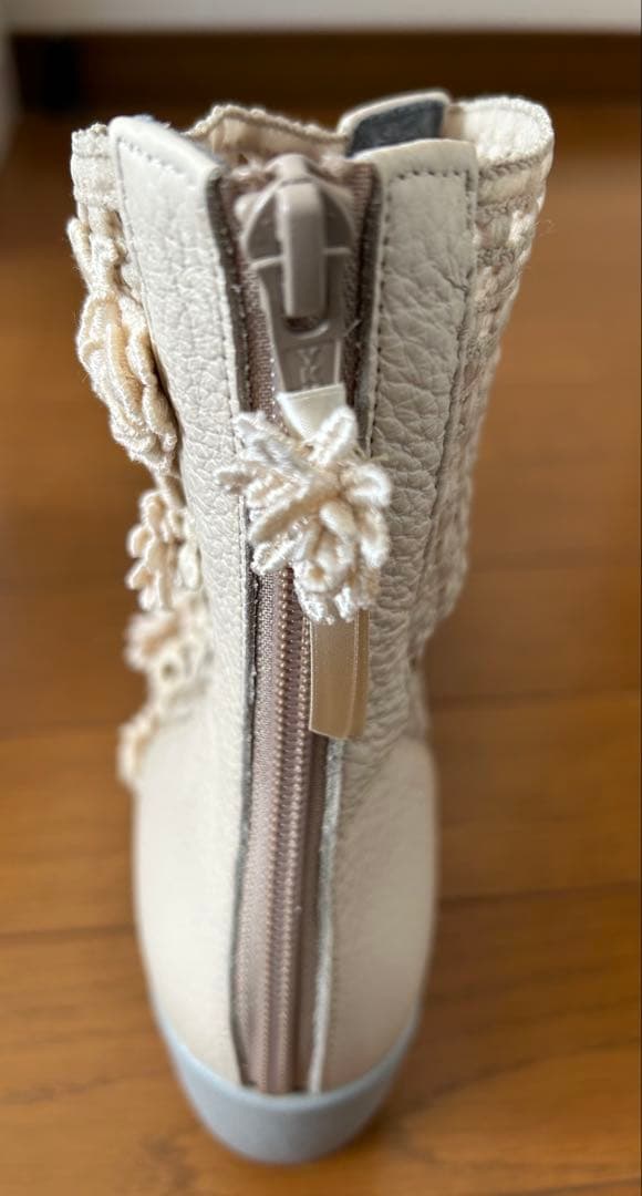 アミティエ　ベージュ 花柄刺繍 厚底ブーツ
