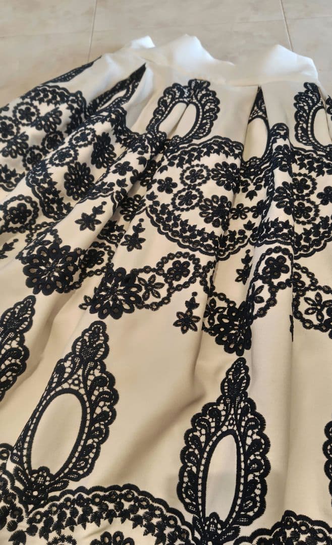 JENNE 総刺繍フレアロングスカート ホワイト ネイビー
