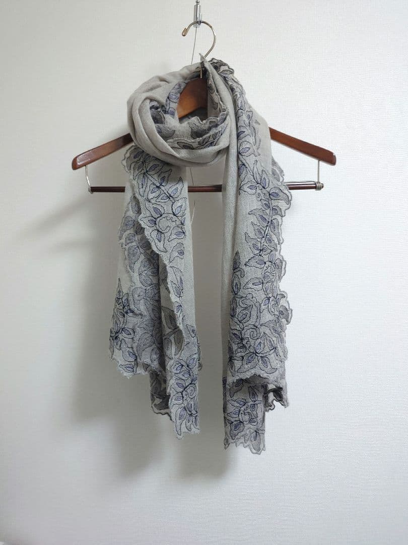 ファリエロ サルティ　Faliero Sarti　ストール　刺繍　グレー