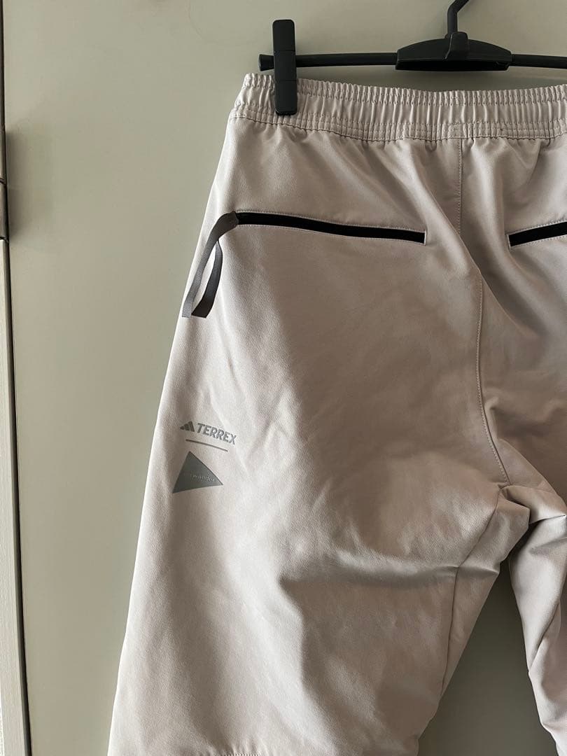 アンドワンダーand wander×adidasTerrexグレーベージュパンツ