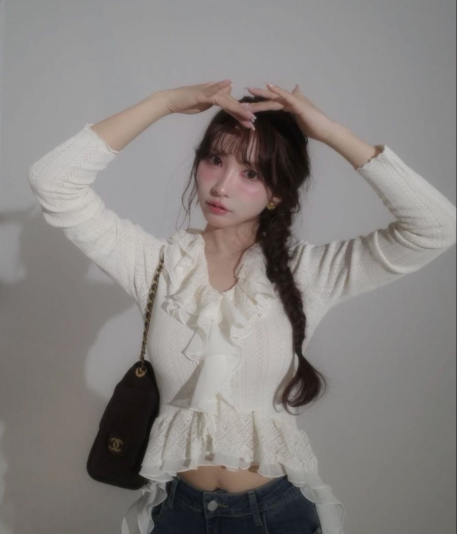 Lily brown ボリュームフリルニットトップス