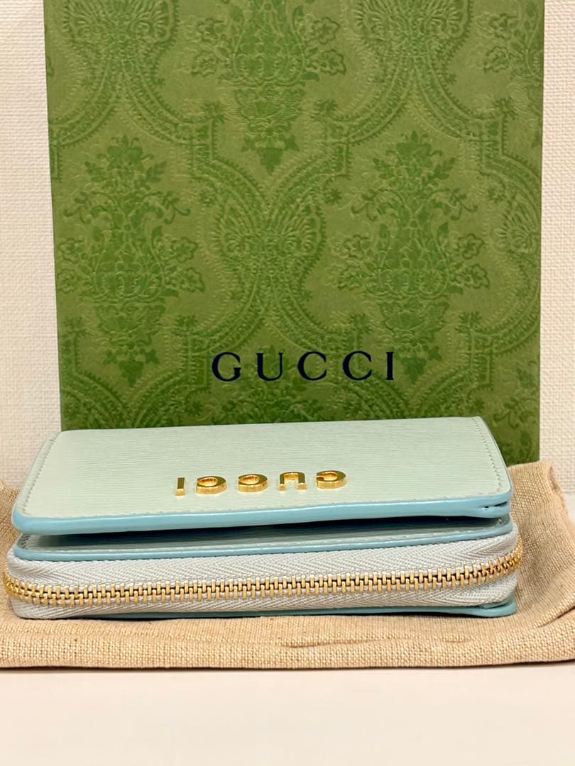 GUCCI 二つ折りスクリプトジップウォレット