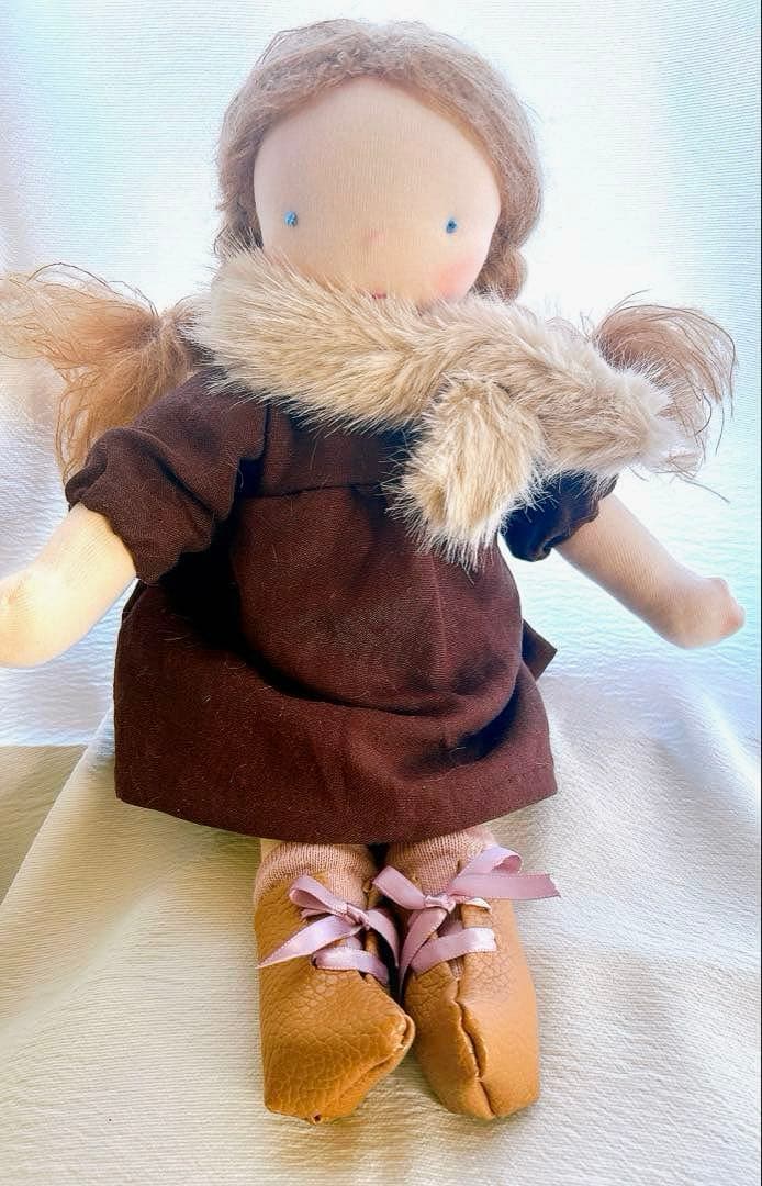 ウォルドルフ人形　ブラウンの服の女の子