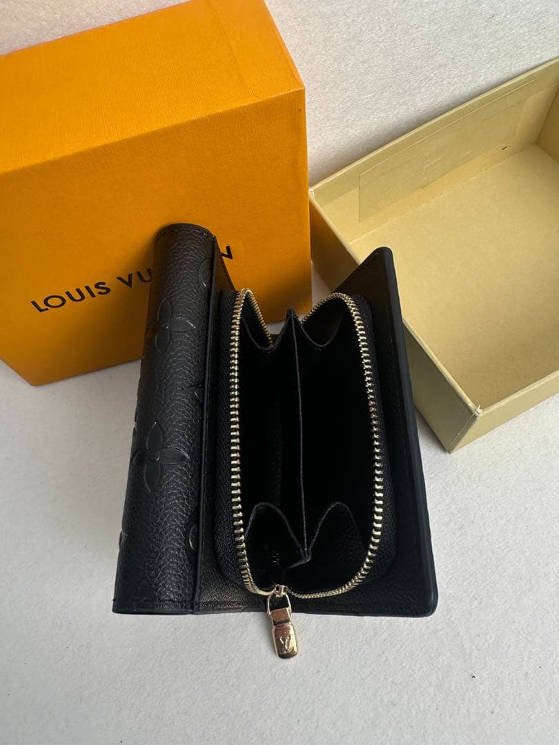 ルイ・ヴィトン製、黒のモノグラム柄二つ折り財布。LVロゴ入り、レザー製レザー美品