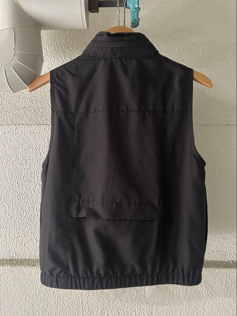 美品【STUSSY】黒ナイロンベスト 多ポケット フード付