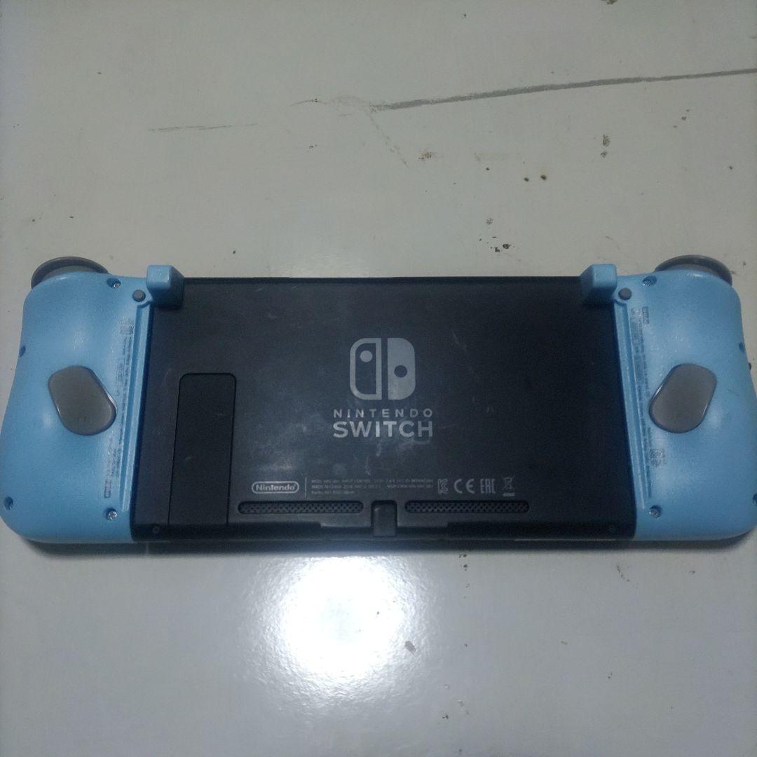 任天堂Switch本体と、ピカチュウのジョイコン
