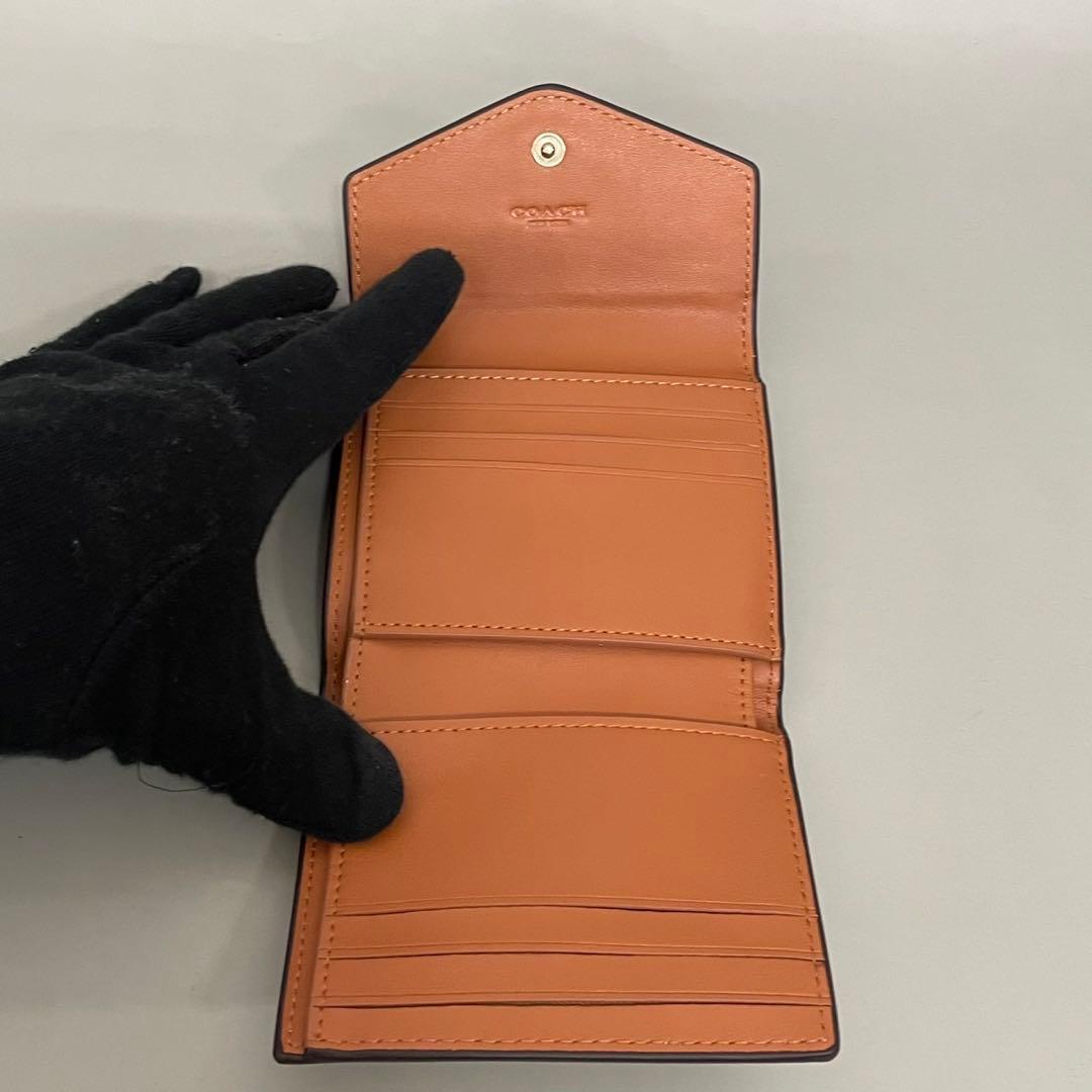 未使用級✨️コーチ 二つ折り財布 フラップ 花柄 フラワー ラメ レザー 白系