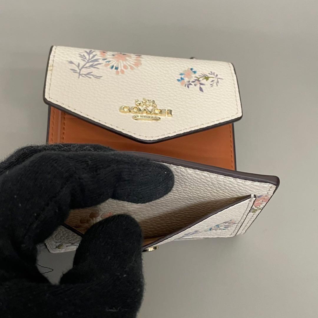 未使用級✨️コーチ 二つ折り財布 フラップ 花柄 フラワー ラメ レザー 白系