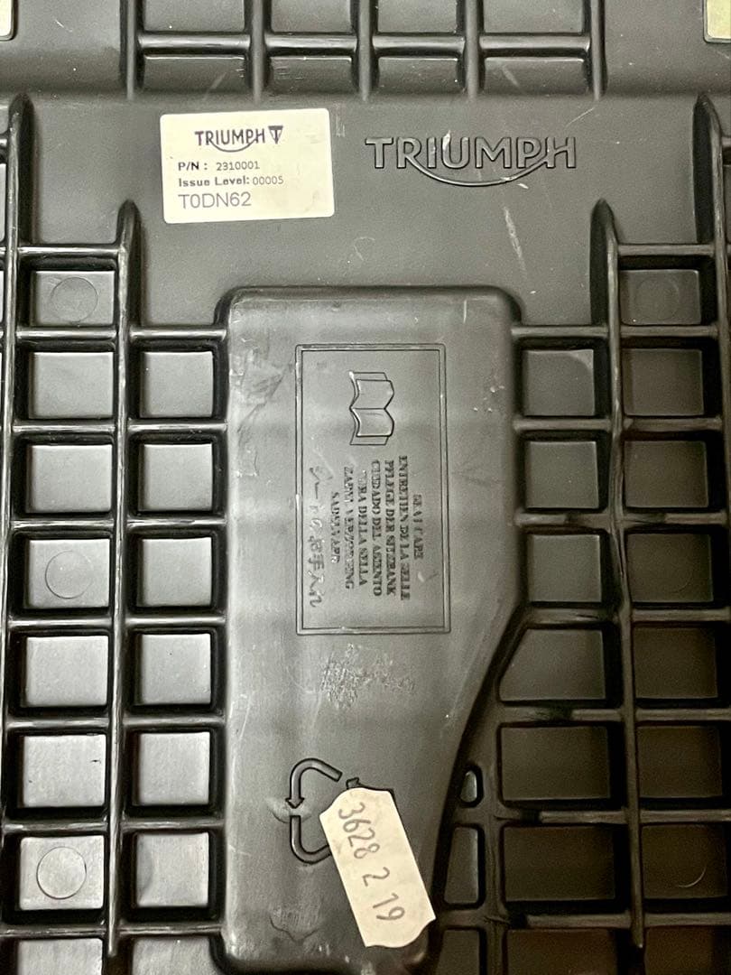 Triumph トライアンフ 純正キルトベンチシート ブラック