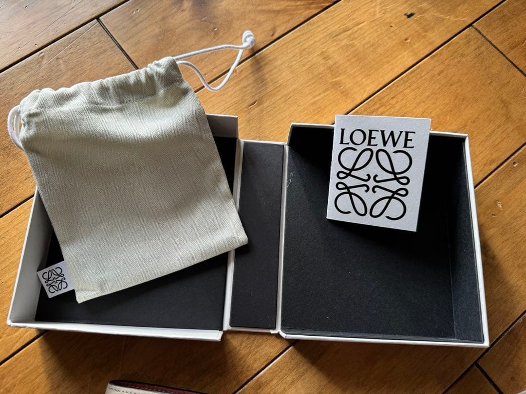 ロエベ　 LOEWE レザー 二つ折り財布　ライトウォーツ