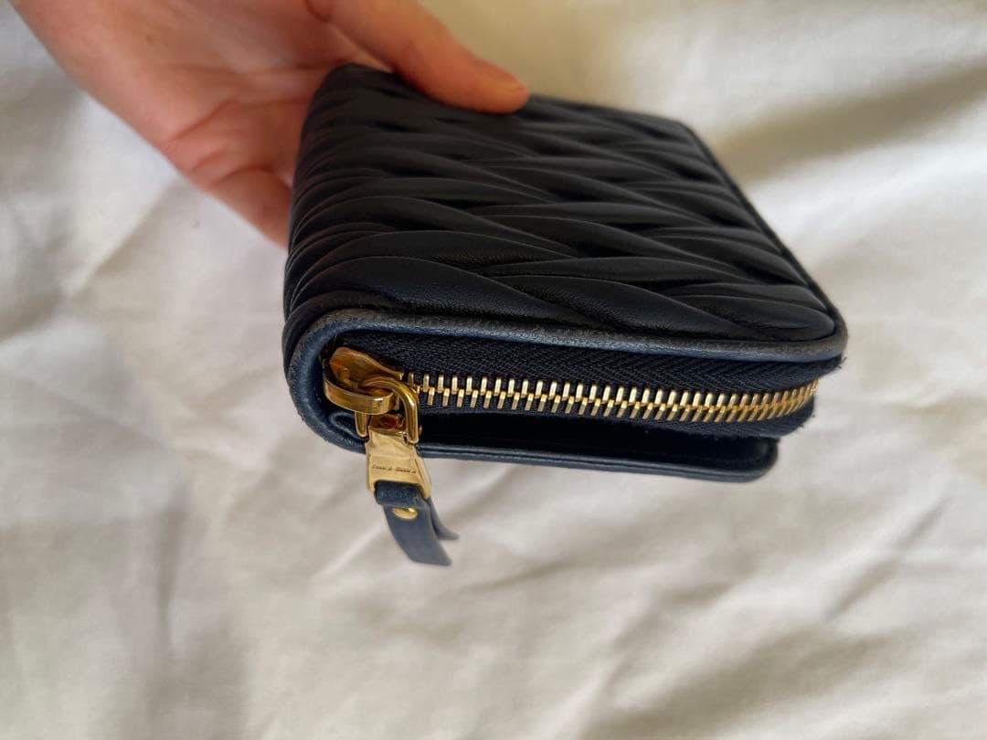 miu miu ブルー　二つ折り財布