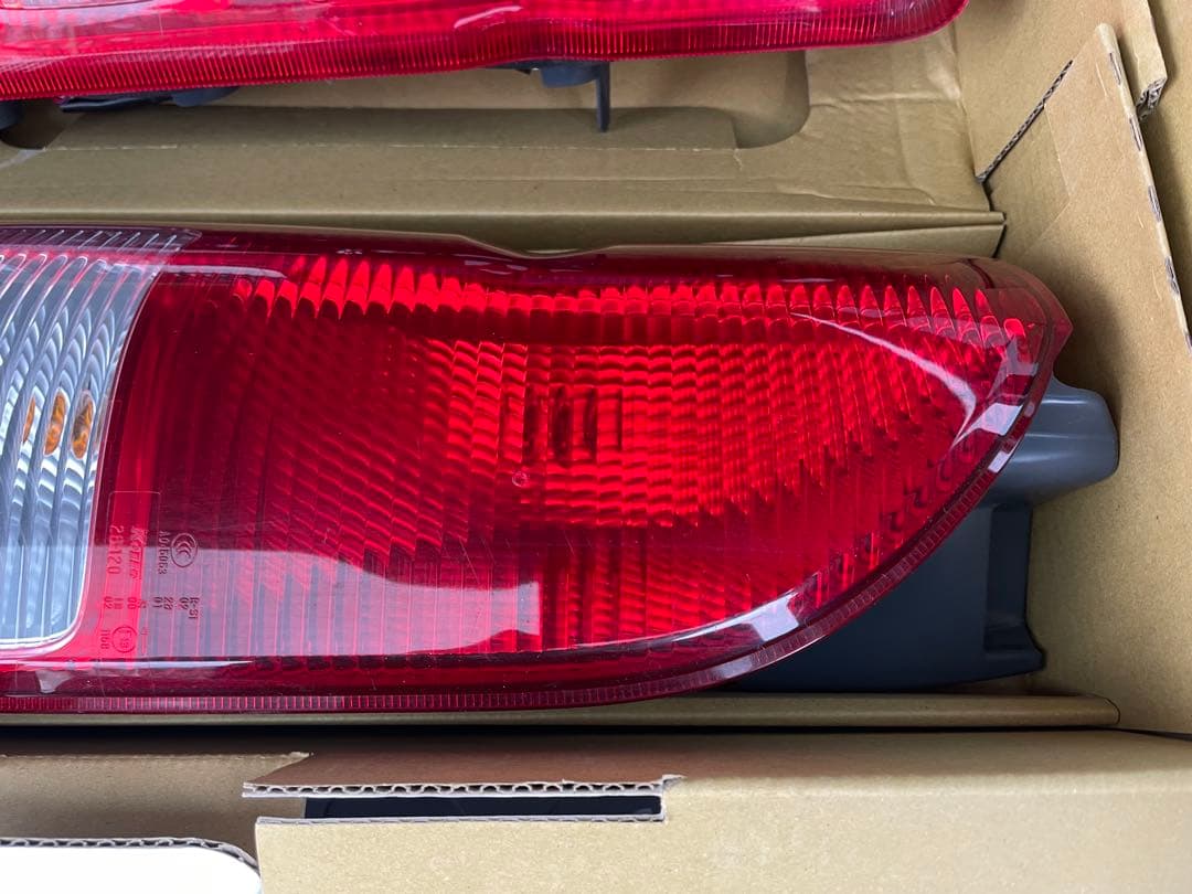 テ*チ様 ハイエース200系純正テールランプ左右