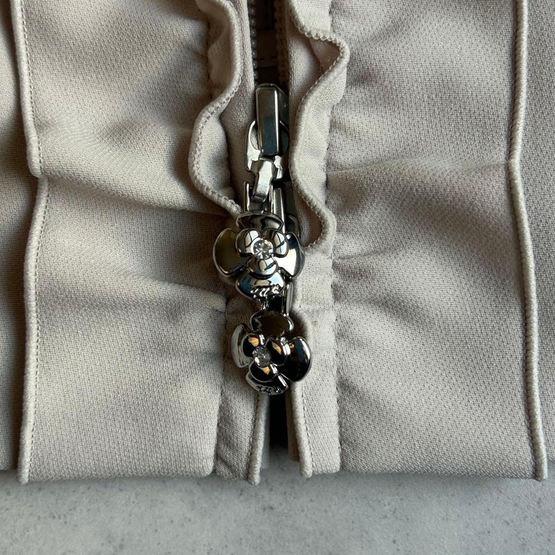 未使用品✨25SS エムズグレイシー フリル付きフェミニンジレ カメリアジップ