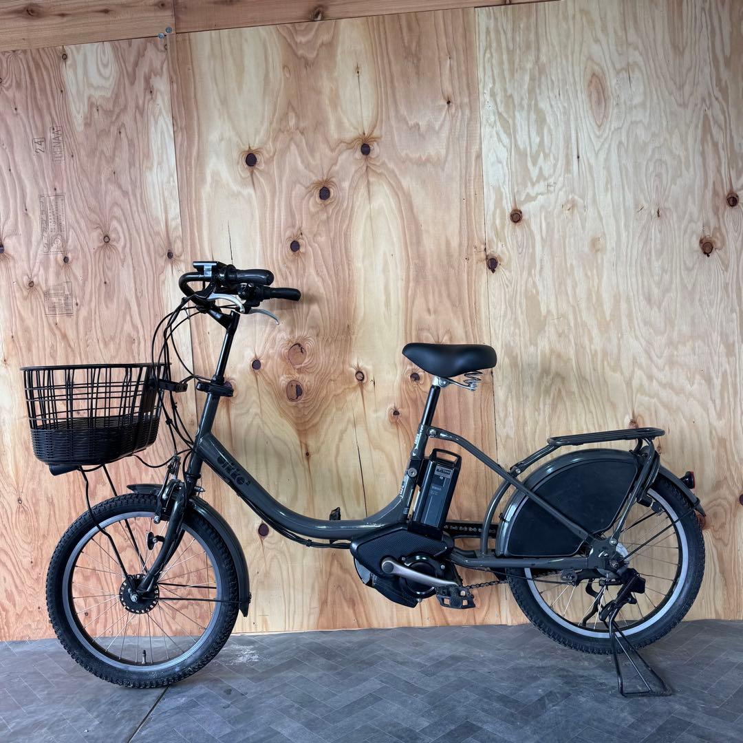 黒い電動アシスト自転車 前カゴ付きバッテリー12.3ah