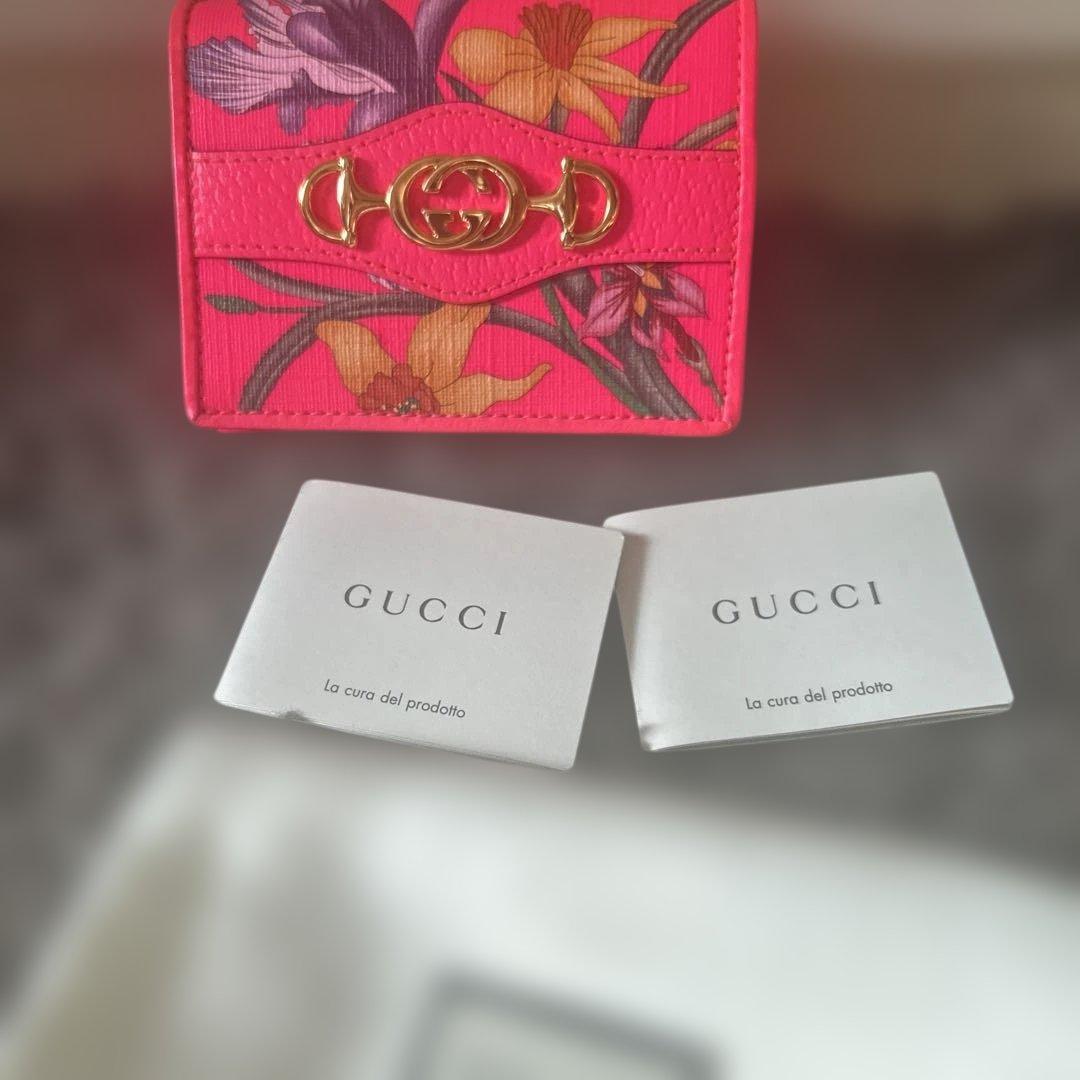 GUCCI フラワープリント 二つ折り財布　ピンクです。新品　未使用　美品
