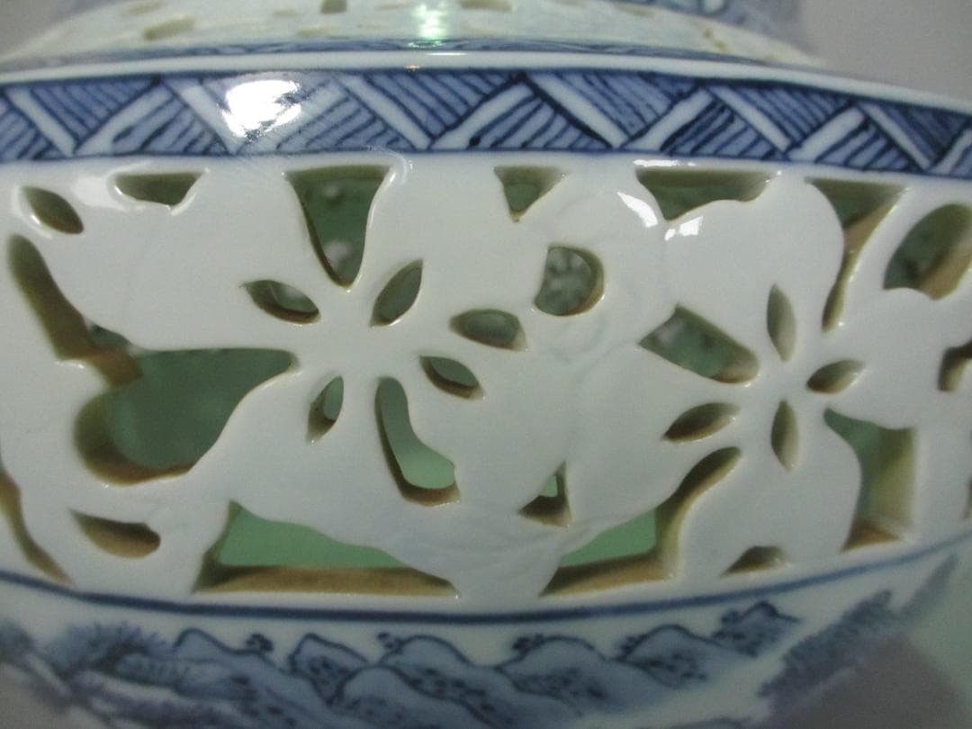無形文化財 十三代 玉泉 作 染付 山水図 透かし彫り 三川内焼 花瓶茶道具
