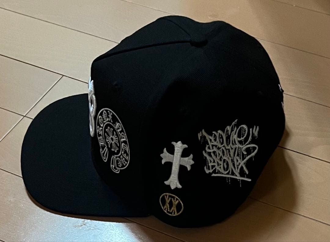 刺繍入り黒ベースボールキャップ