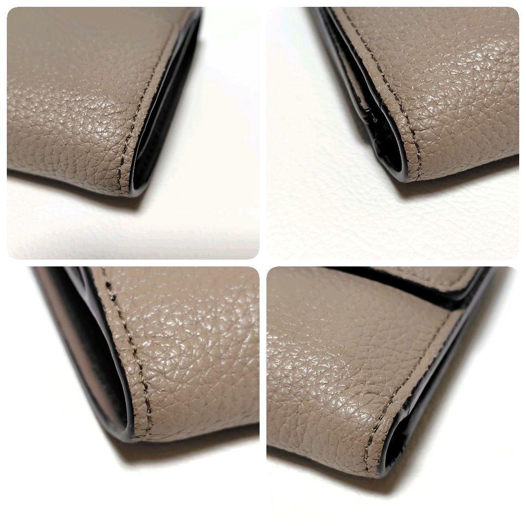 美品✨　トリーバーチ　折り財布　グレージュ　シボ革　金具ロゴ　シンプル
