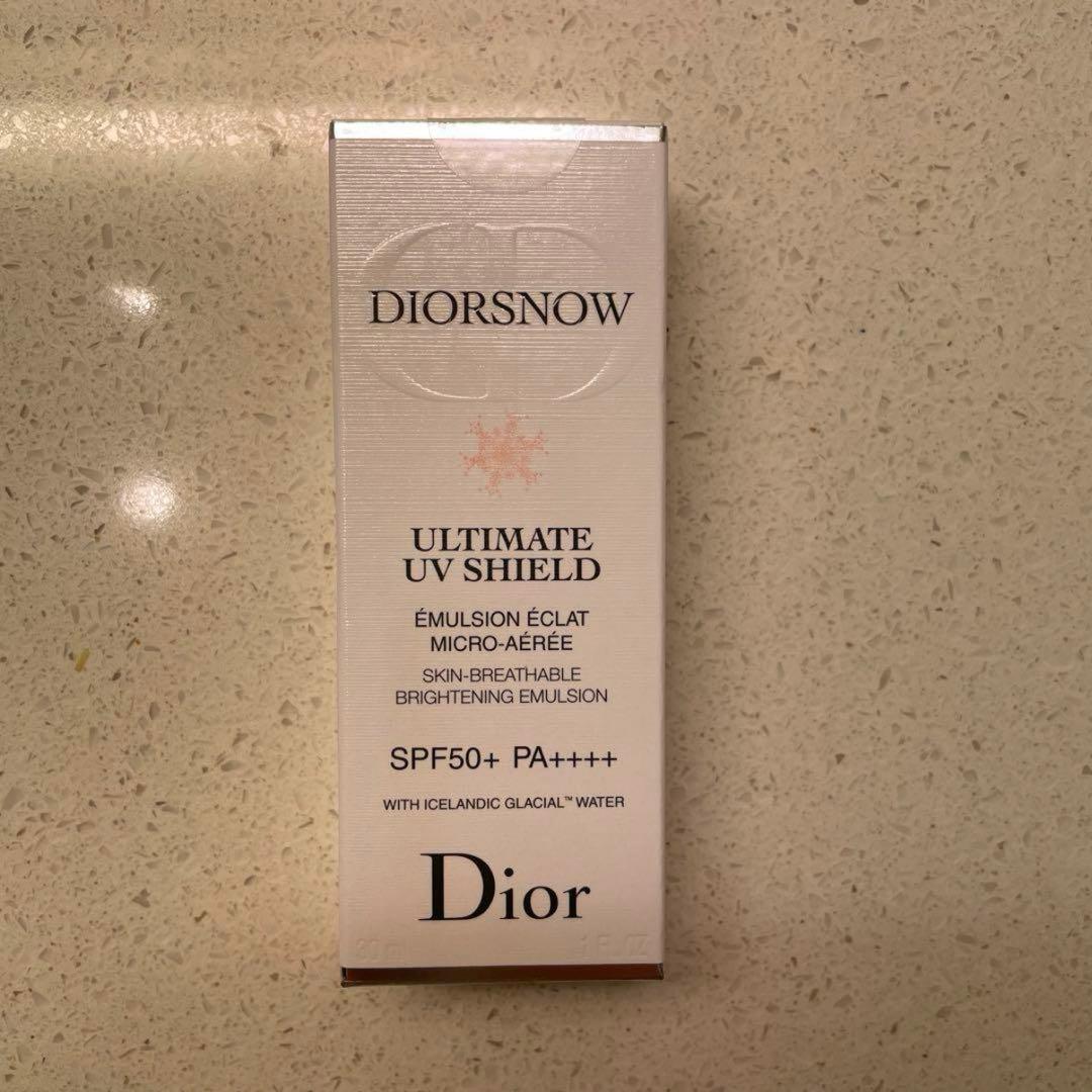 Dior スノー アルティメット UVシールド 50+