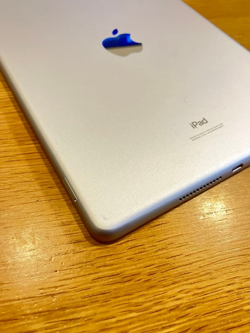 美品バッテリー良好 iPad 第7世代 32GB Wi-Fi セルラードコモ