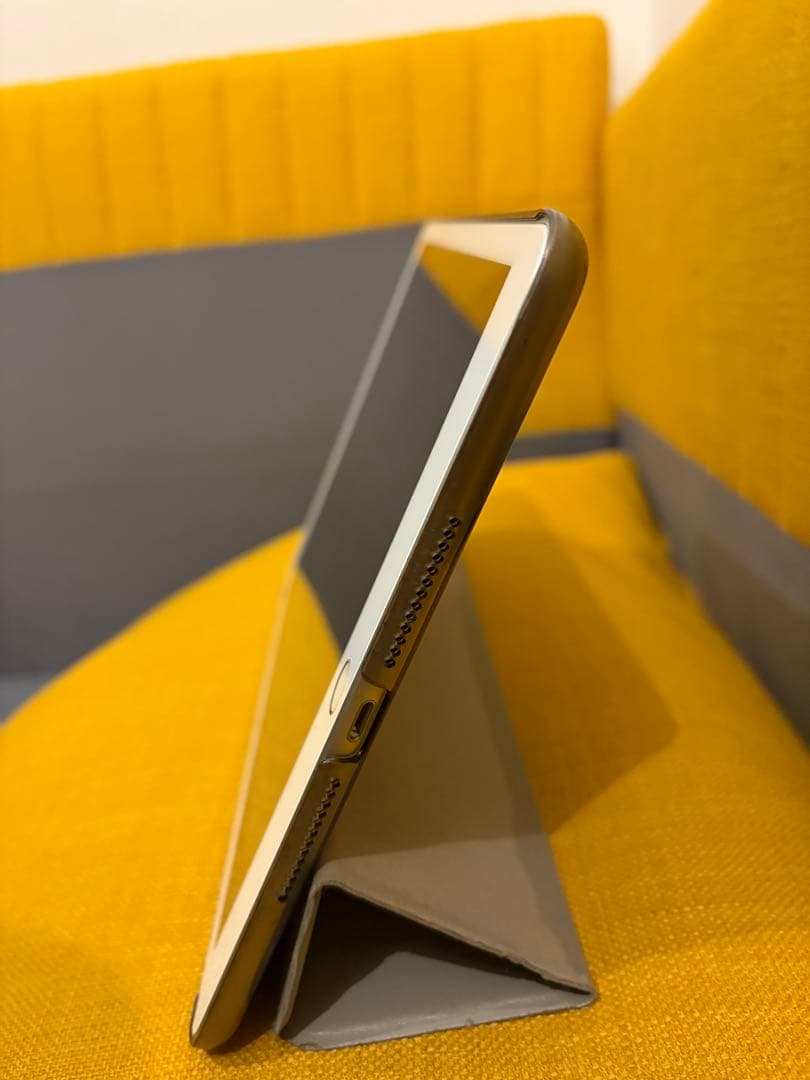 [自立カバー付き】美品 iPad 第8世代