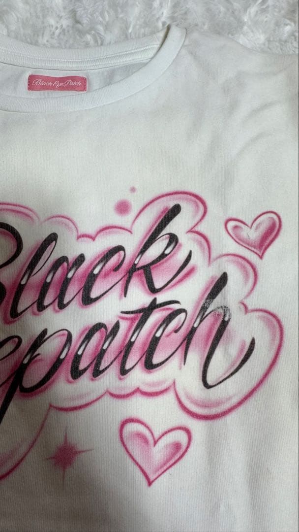 トップス Black eye patch SPLAYED SCRIPT BABY TEE