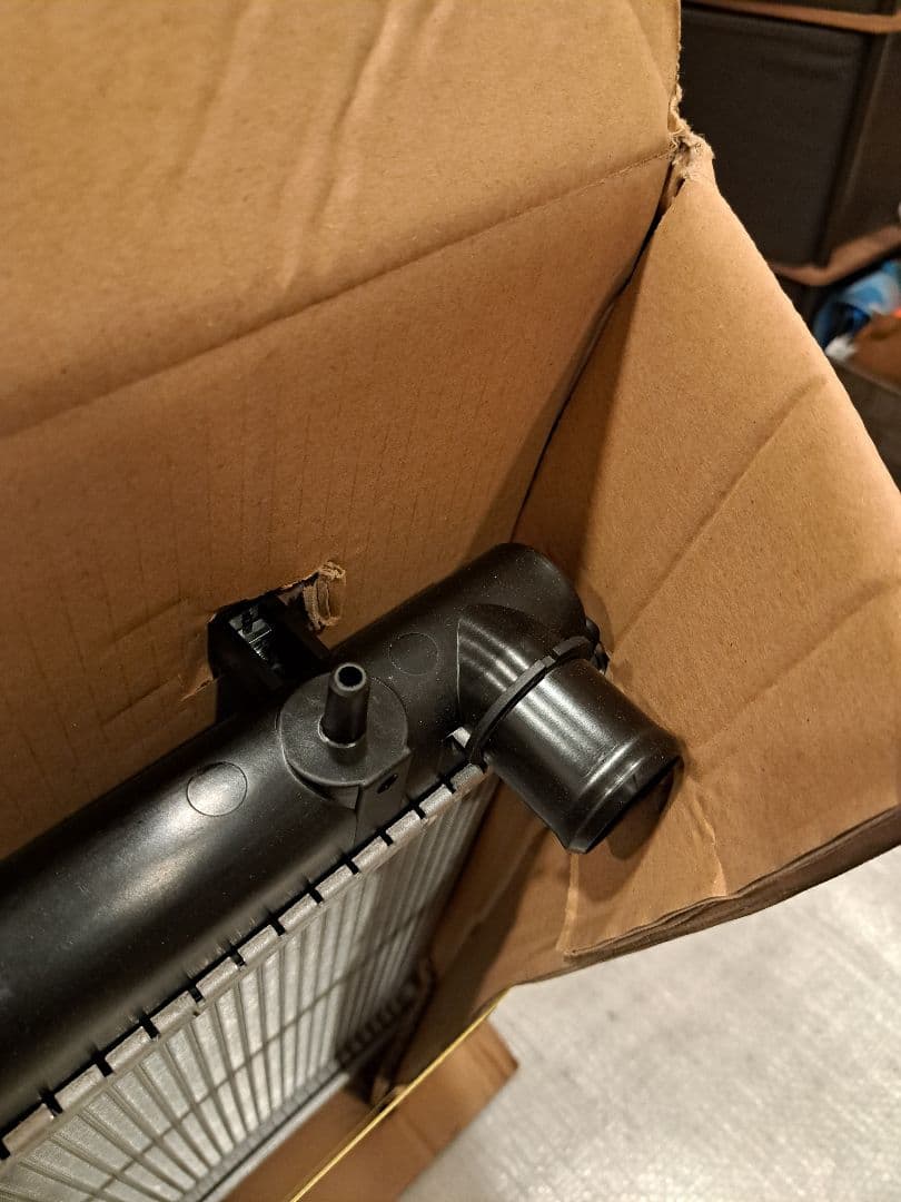R*a様 KOYORAD Z33 VQ35DE ラジエーター　新品即納
