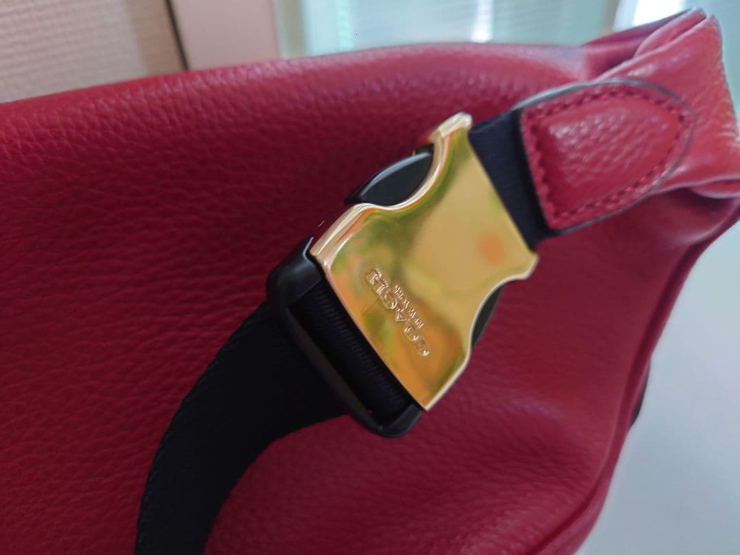 COACH レッド ボディバッグ