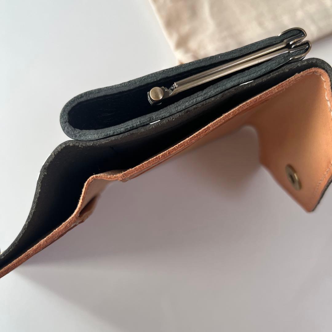 新品　イルビゾンテ　二つ折り財布　レザー　ブラックxホワイト　ロゴ　がま口　牛革
