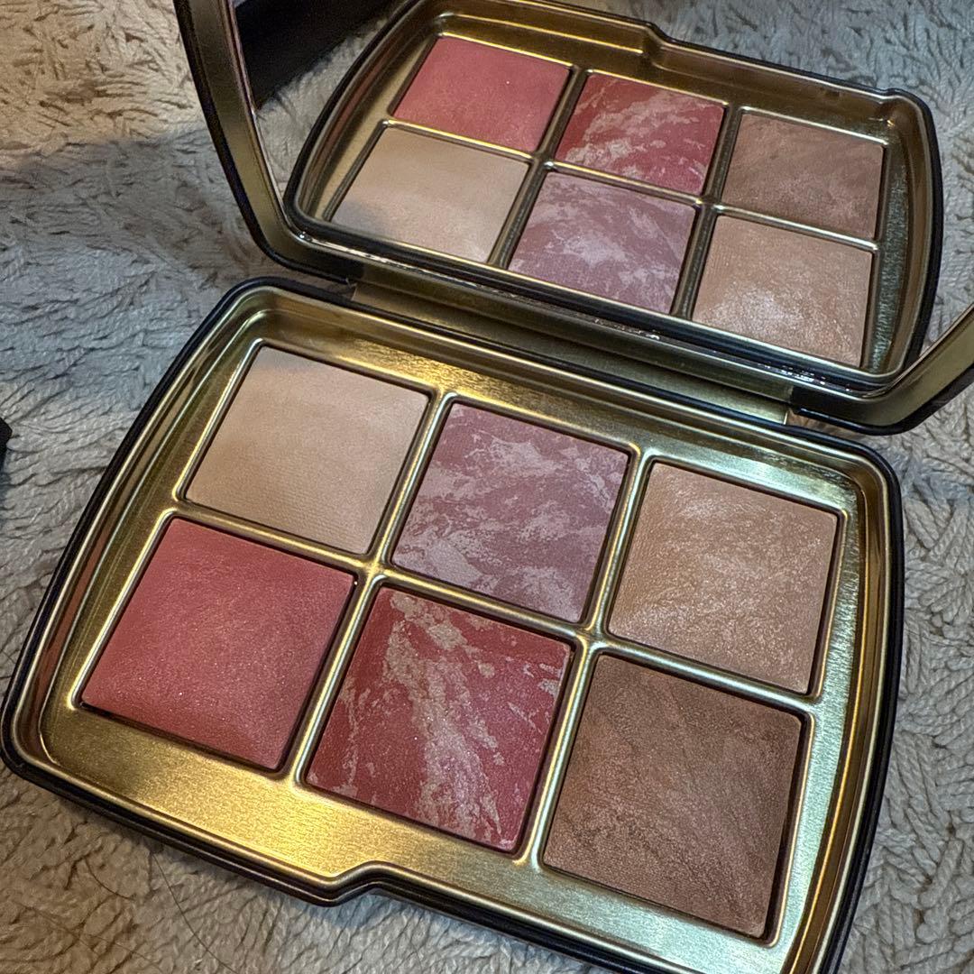 チーク Hourglass Ambient Lighting Blush horse