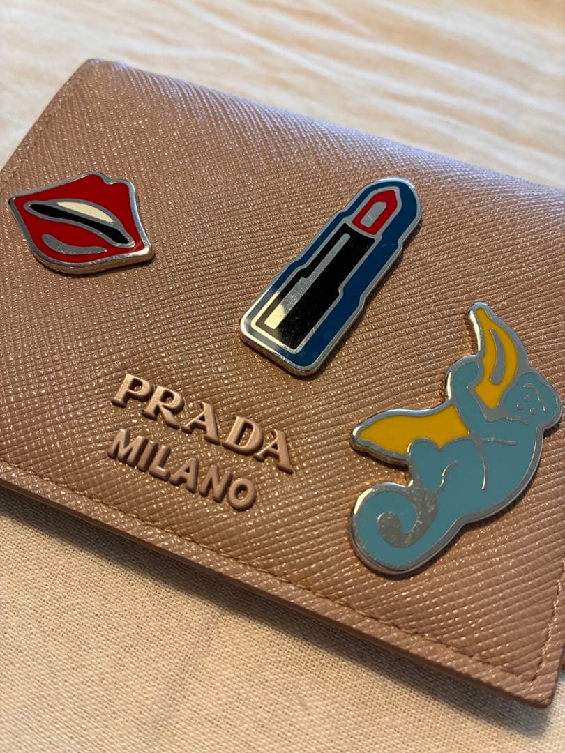 PRADA ベージュ 二つ折り財布 モチーフ付き