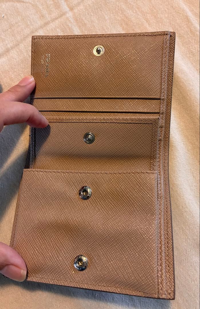 PRADA ベージュ 二つ折り財布 モチーフ付き