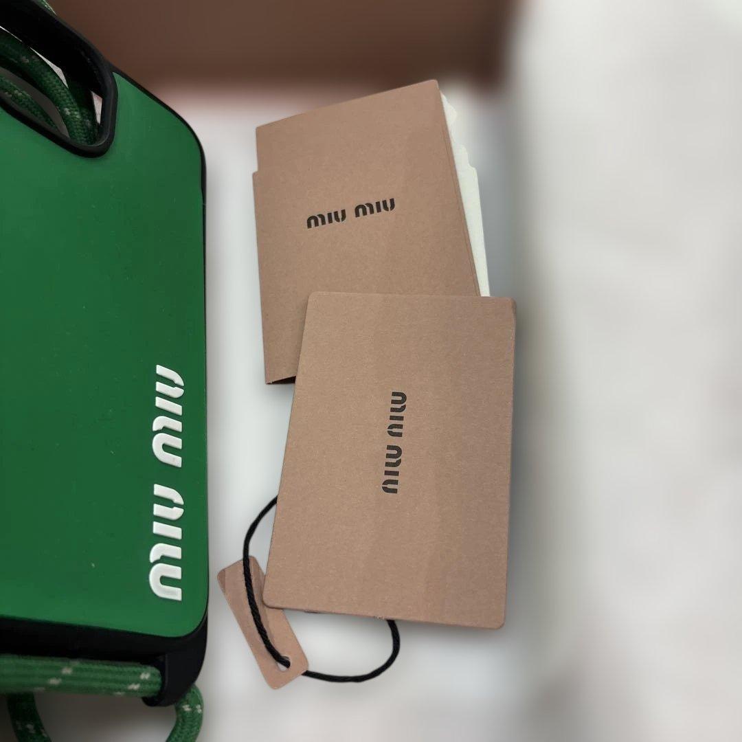 miu miu ストラップ付きケース iPhone15ケース