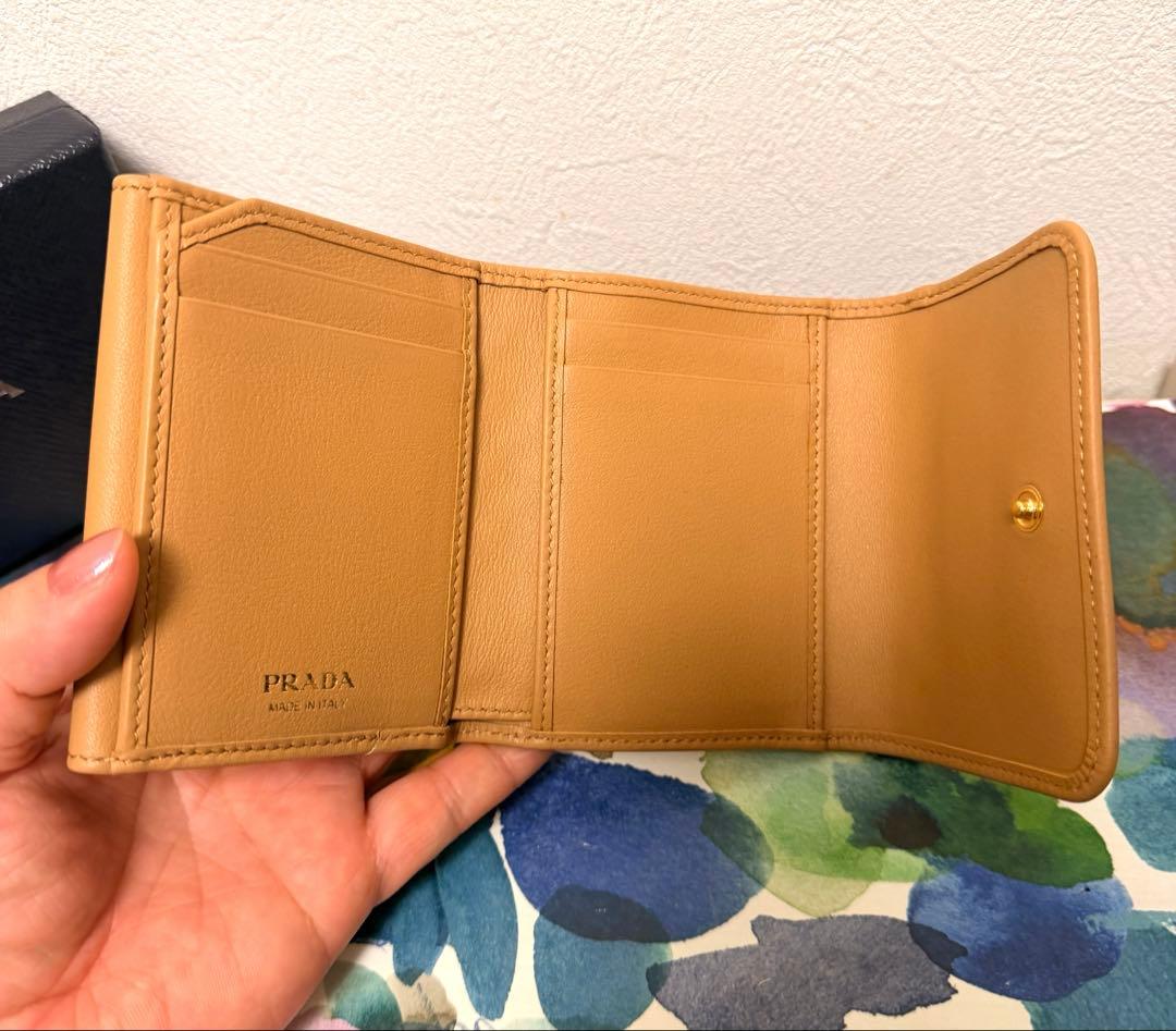 PRADA スタッズ付き三つ折り財布