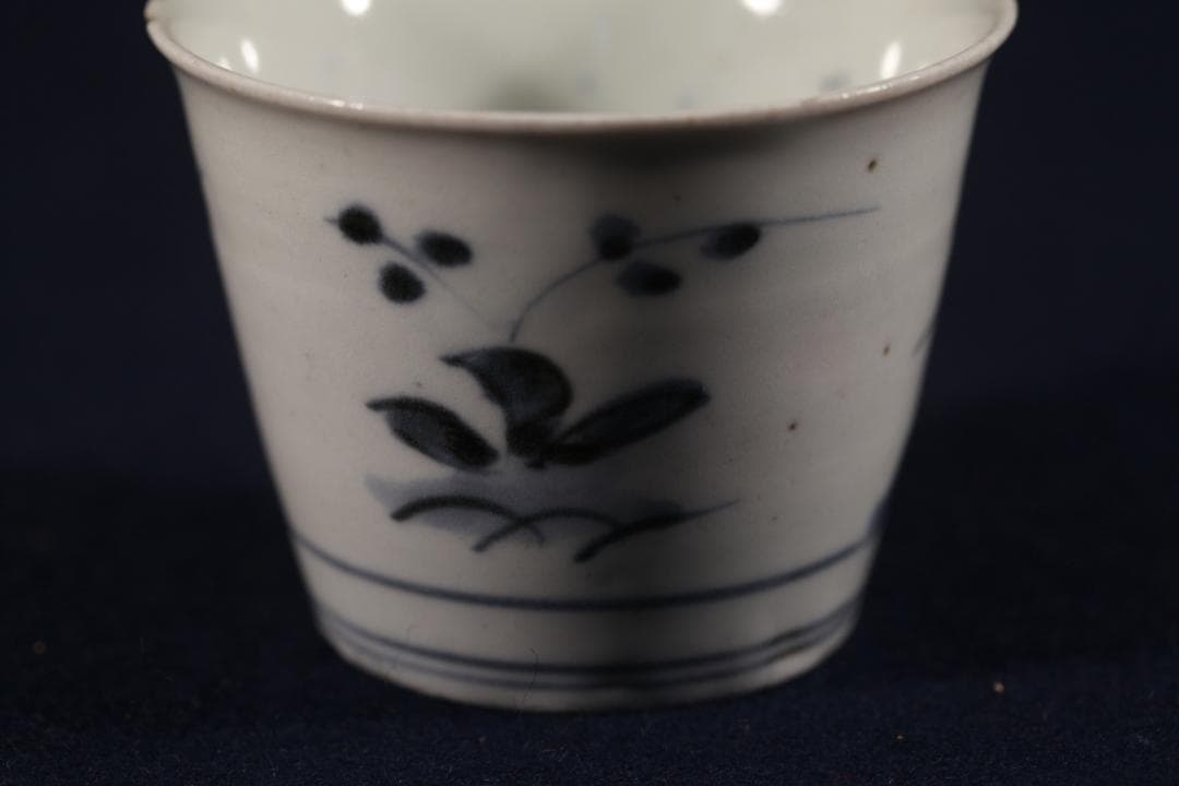322　初期伊万里中振染付草花図蕎麦猪口　江戸初期