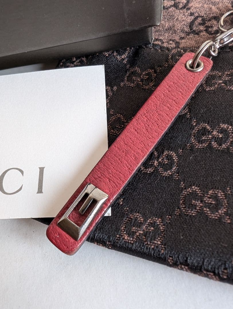 【美品】箱・保存袋付き☆gucci　グッチ　携帯ストラップ　Gロゴ　レザー