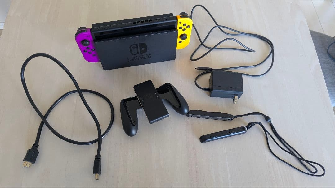 Nintendo Switch 本体（紫と黄色のJoy-Con）
