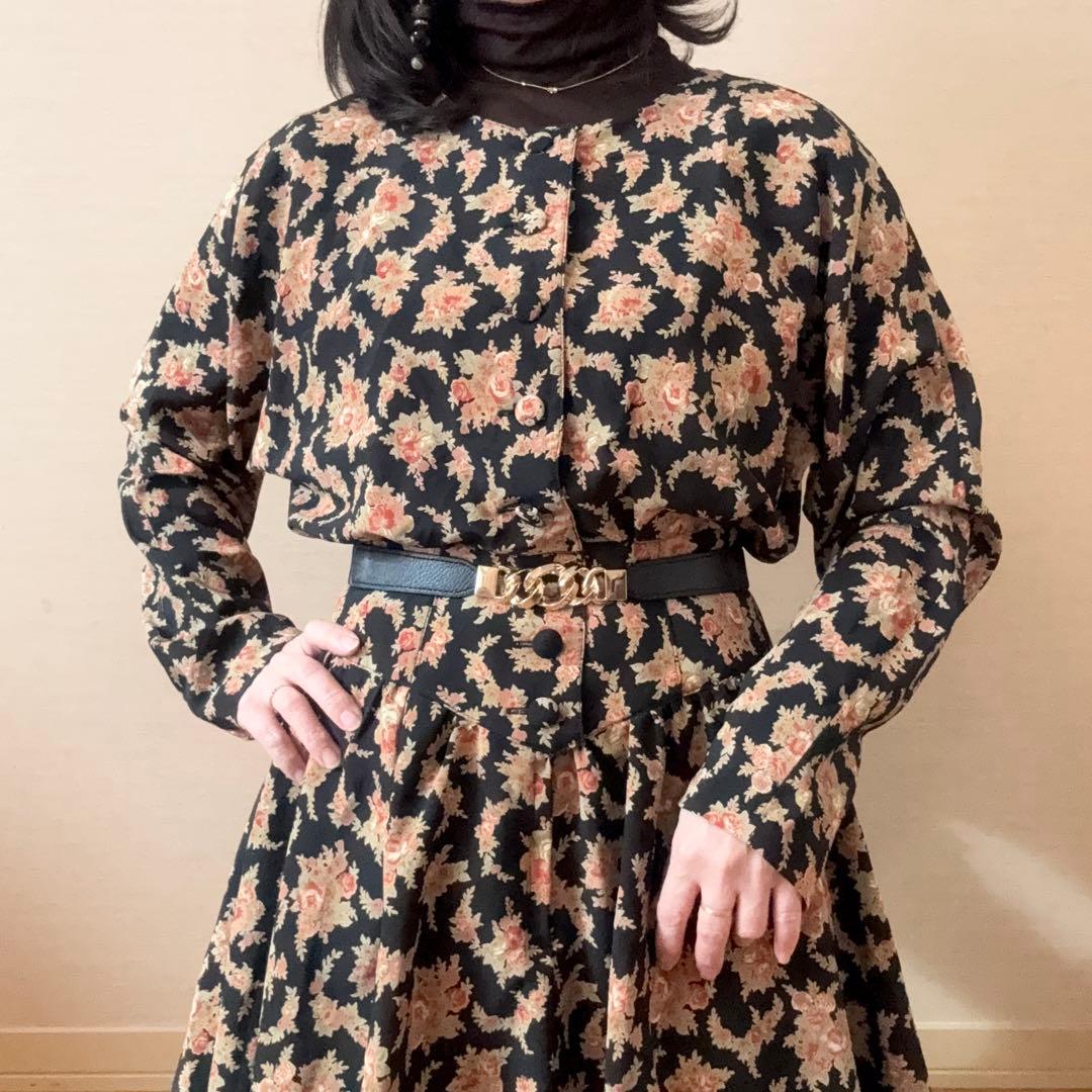 小花柄 くるみボタン 後ろ飾りベルト付 ティアードワンピース レトロ 黒 茶色