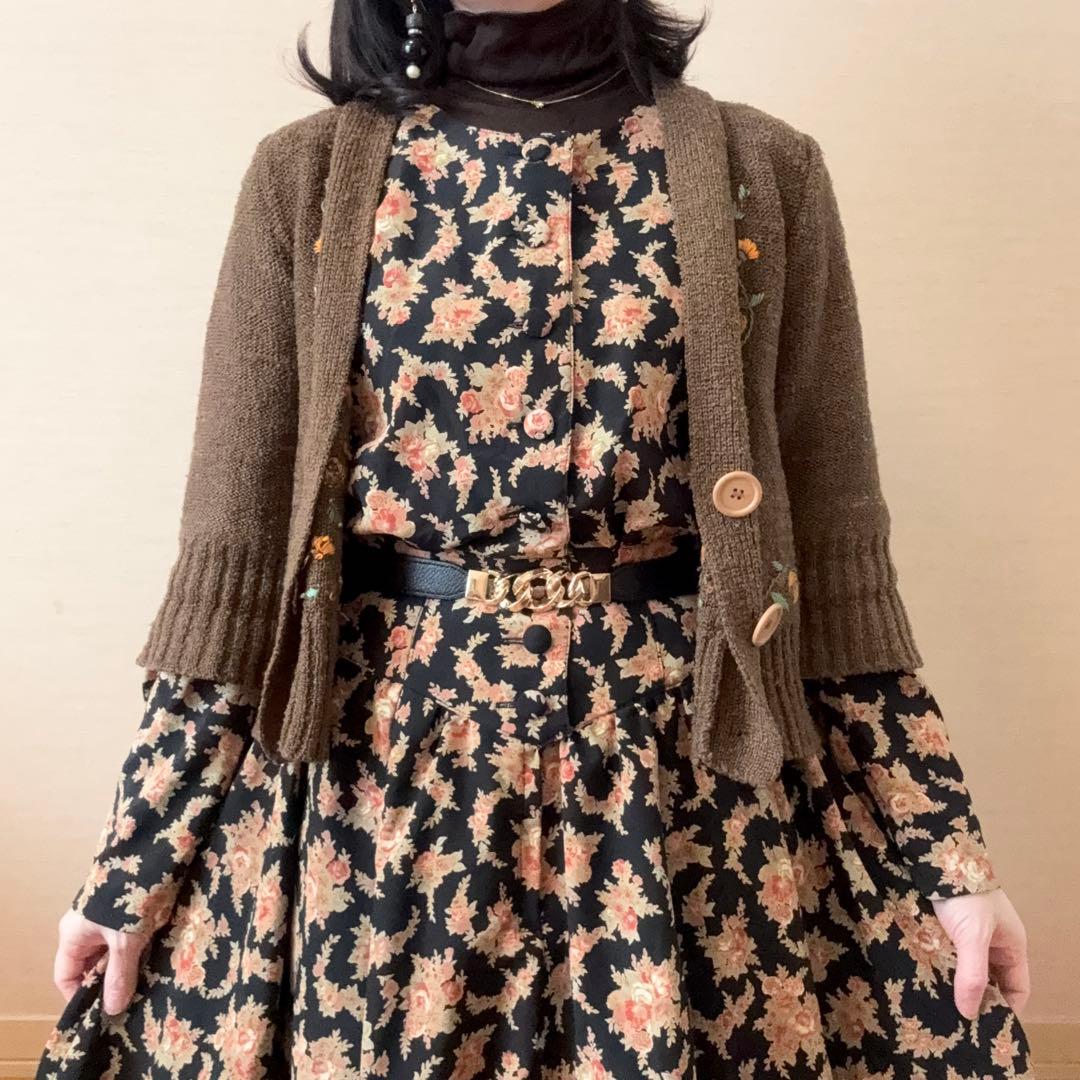 小花柄 くるみボタン 後ろ飾りベルト付 ティアードワンピース レトロ 黒 茶色