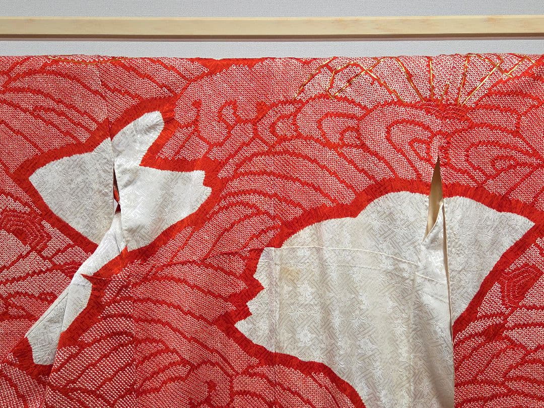 B レトロ 車輪に波模様 金駒刺繍 白 赤 絞り 正絹 振袖 成人式 着物