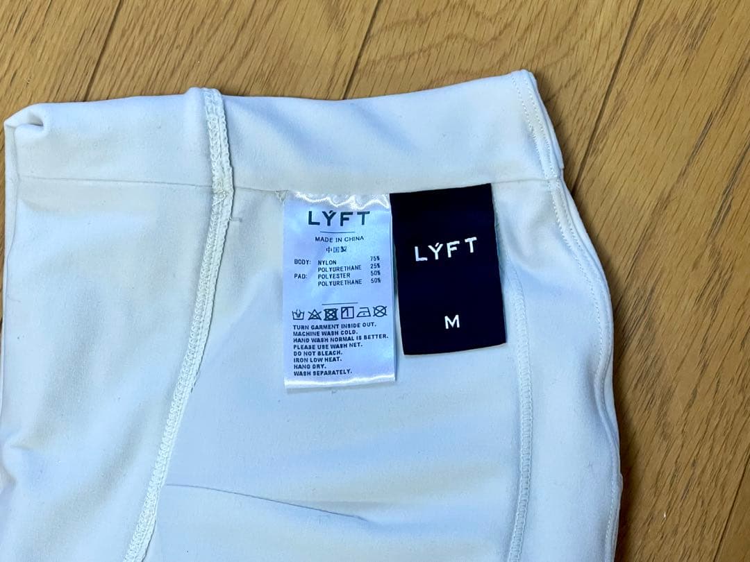 【新作・美品】LÝFT ブラトップ　ワンショルダー　M アイボリー LYFT